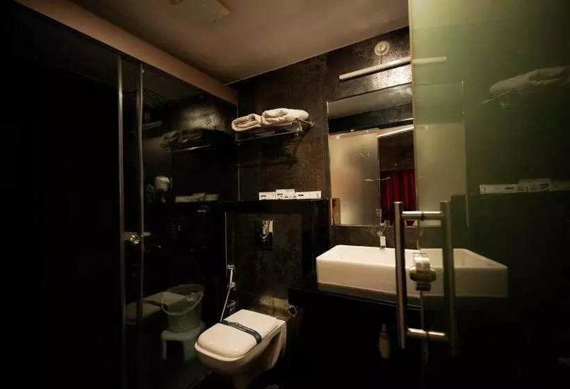 Hotelli Cliff Embassy Banquet And Suites