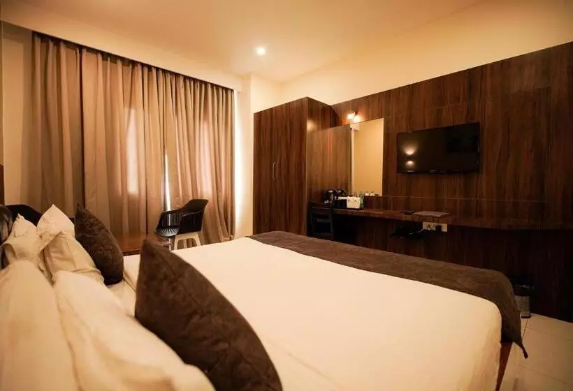 Hotelli Cliff Embassy Banquet And Suites