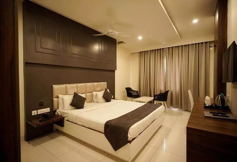 Hotelli Cliff Embassy Banquet And Suites