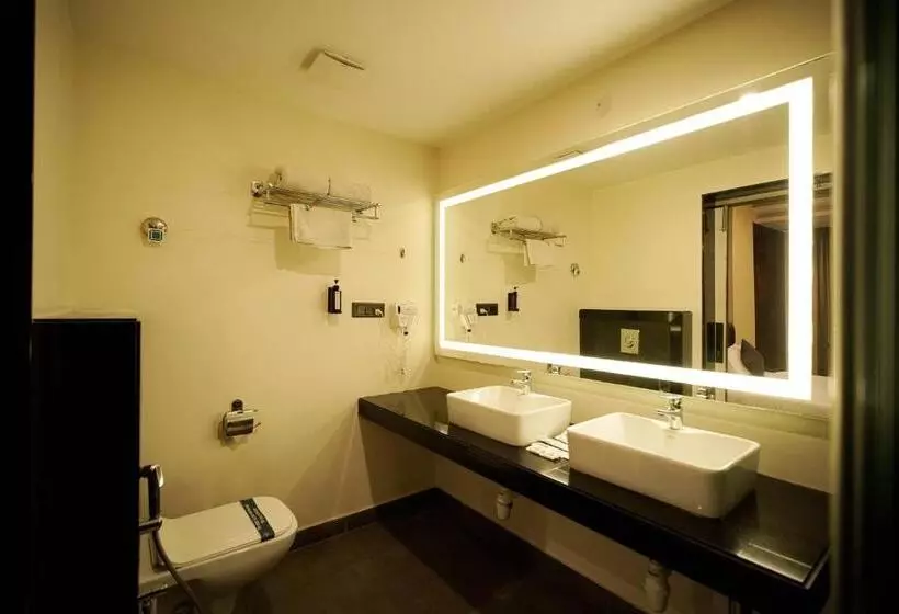 Hotelli Cliff Embassy Banquet And Suites