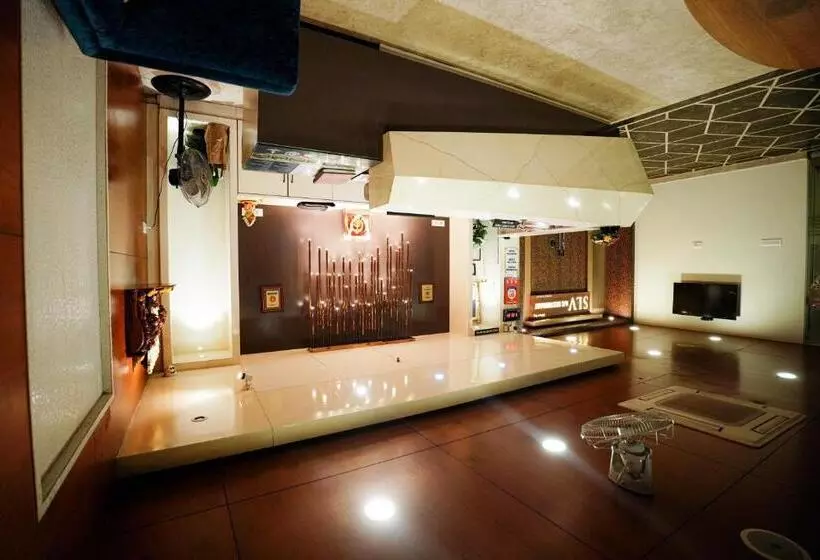 Hotelli Cliff Embassy Banquet And Suites