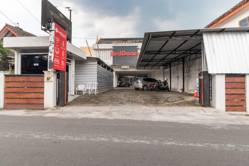 בית מלון כפרי Reddoorz Syariah @ Wisma Arya 2