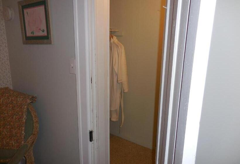 ユースホステル Newhouse Family Inn