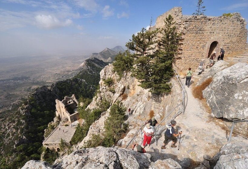 Albergue Bellapais Gardens