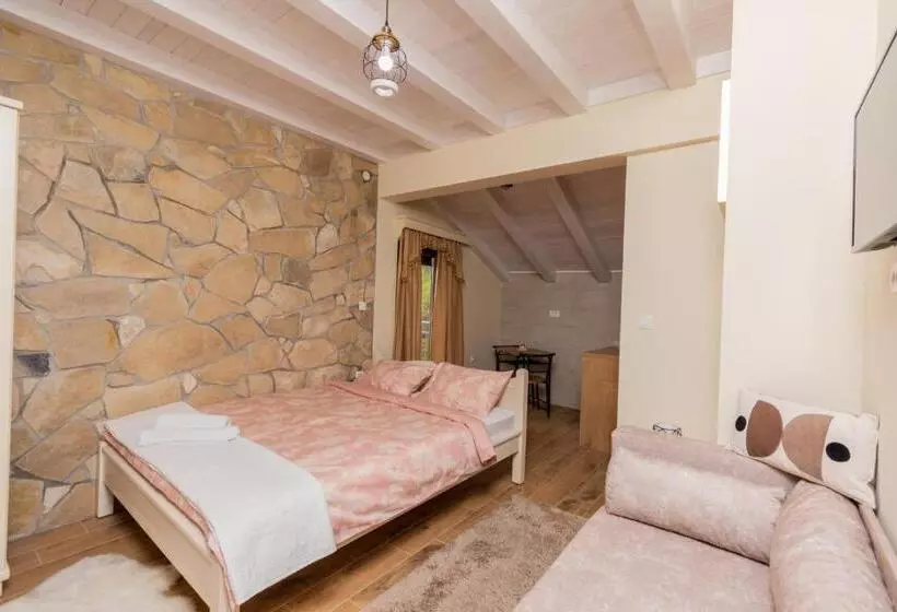 تختخواب و صبحانه Ostroške Grede