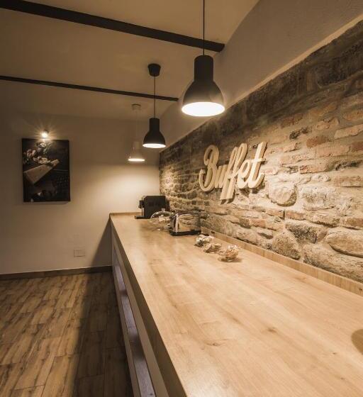 ペンション Elegant House