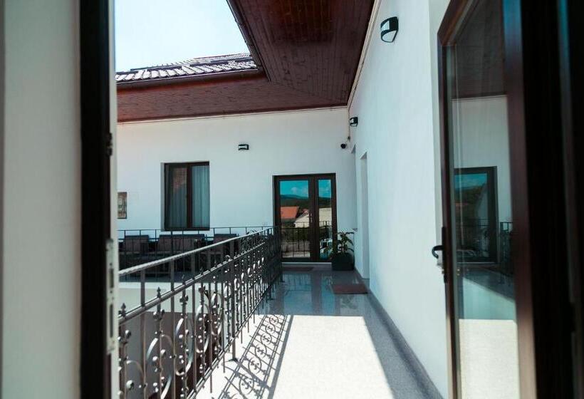 ペンション Elegant House