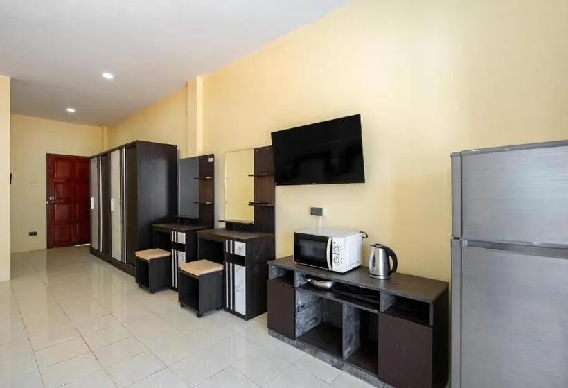 ホテル Chernin Apartment Suites