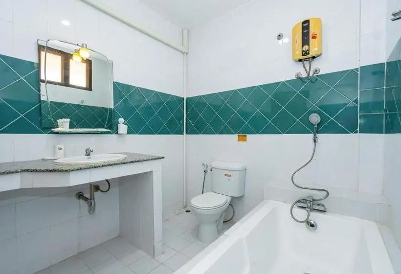 ホテル Chernin Apartment Suites