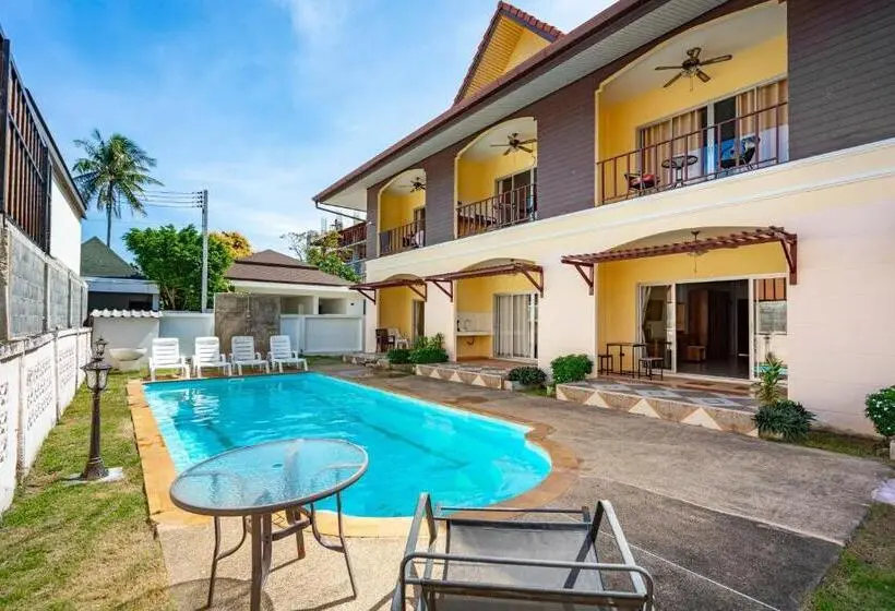 ホテル Chernin Apartment Suites