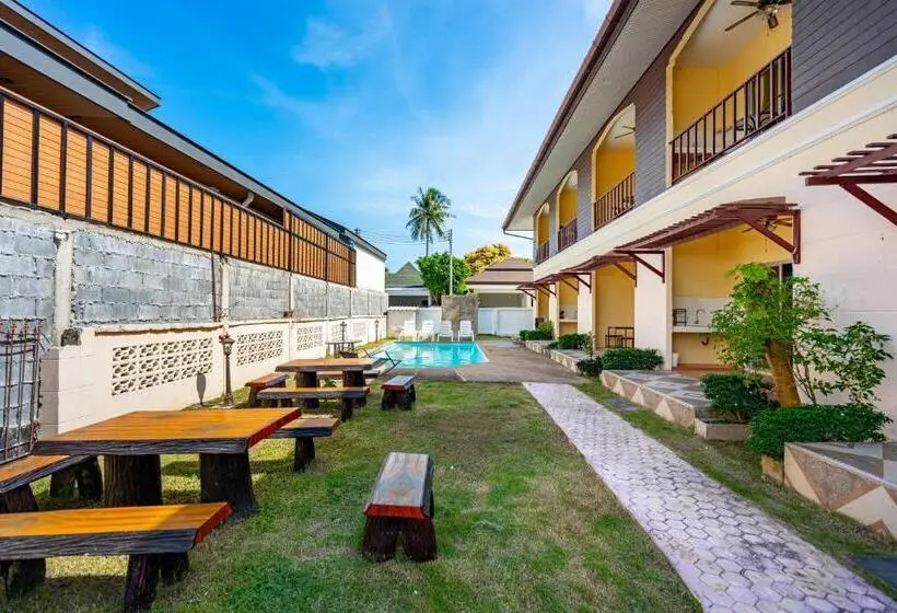 ホテル Chernin Apartment Suites