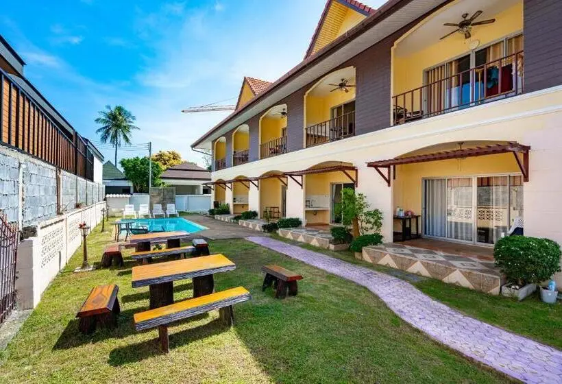 ホテル Chernin Apartment Suites
