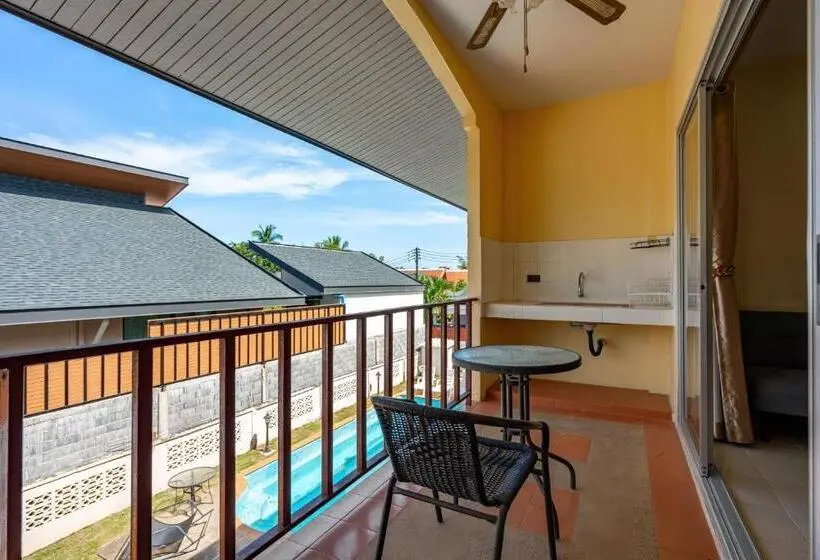 ホテル Chernin Apartment Suites