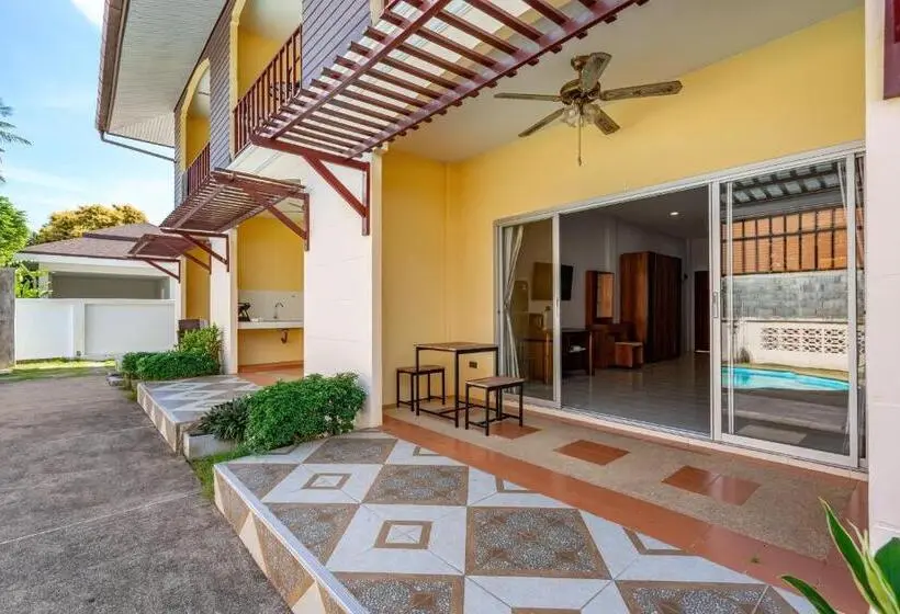 ホテル Chernin Apartment Suites