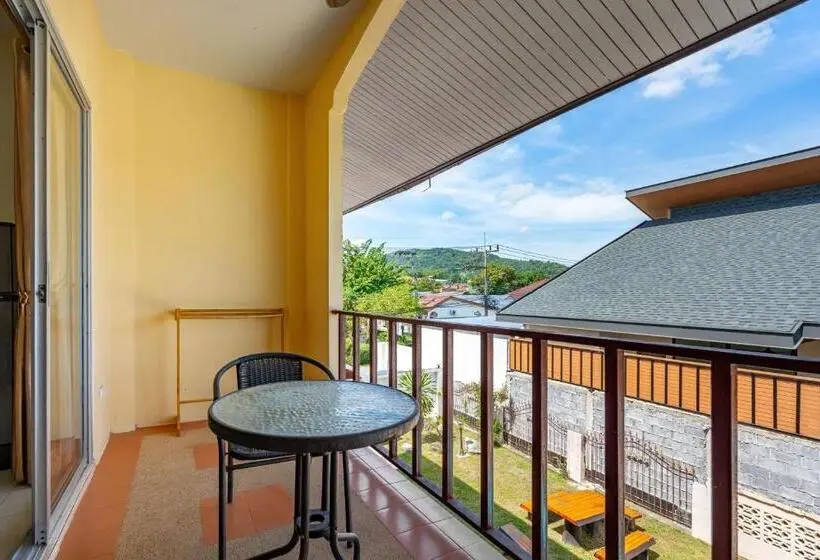 ホテル Chernin Apartment Suites