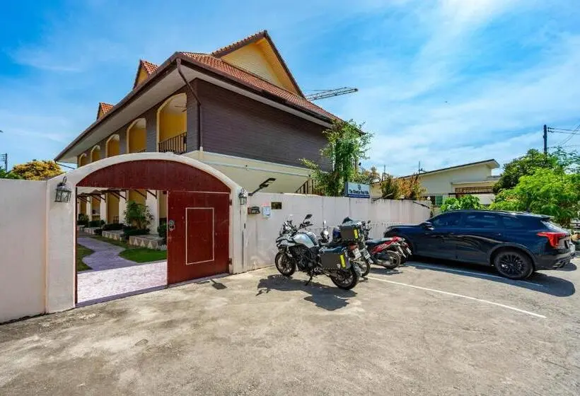 ホテル Chernin Apartment Suites