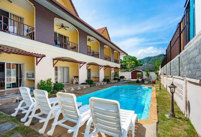 ホテル Chernin Apartment Suites