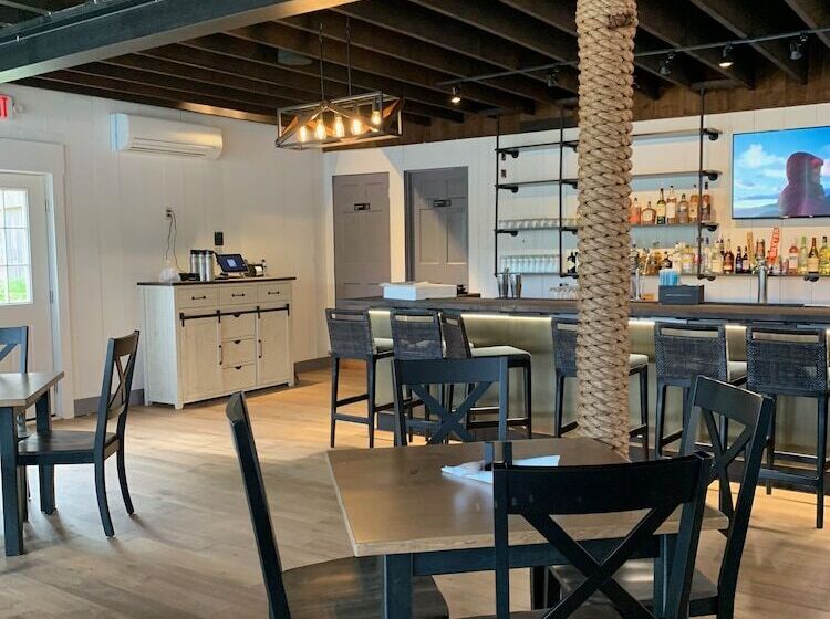 הוסטל Smuggler S Cove Inn