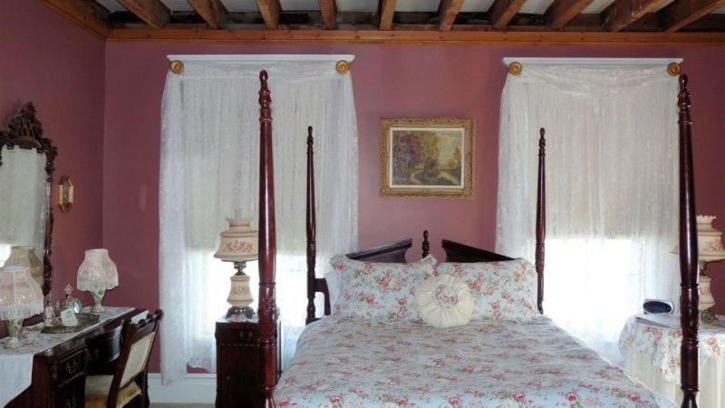 J. D. Thompson Inn Bed And Breakfast