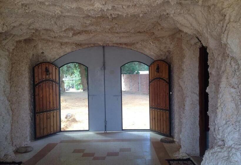 هاستل Résidence La Source