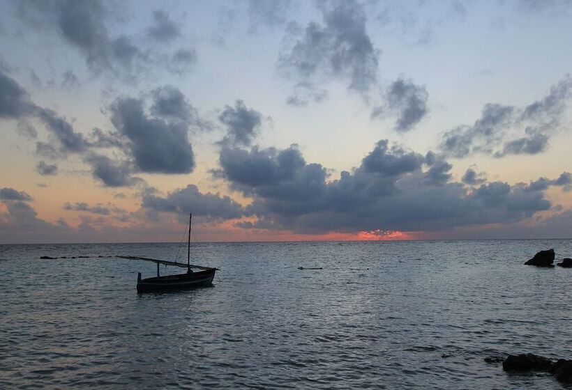 پانسیون Local Island Inn