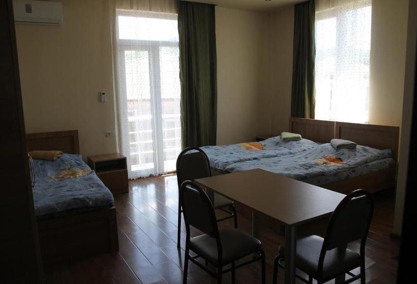 پانسیون Wooden Cottage