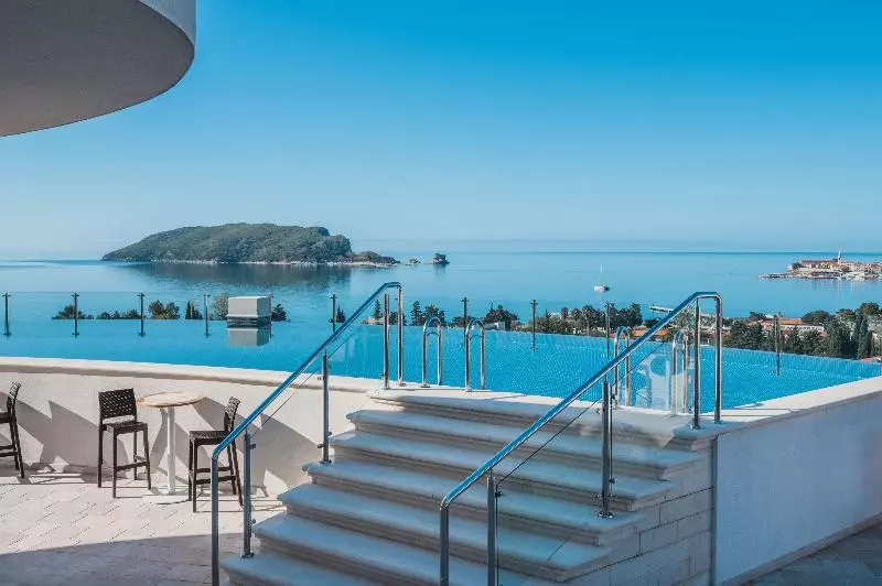 هتل Iberostar Waves Slavija