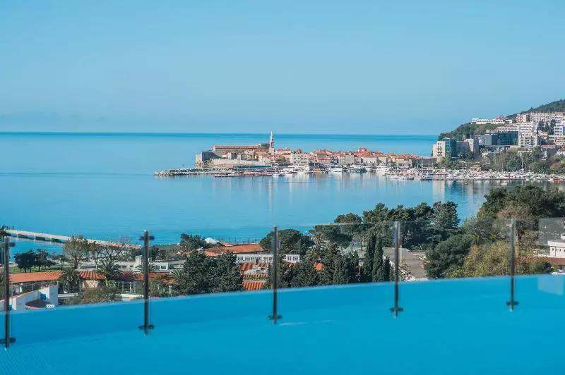 هتل Iberostar Waves Slavija