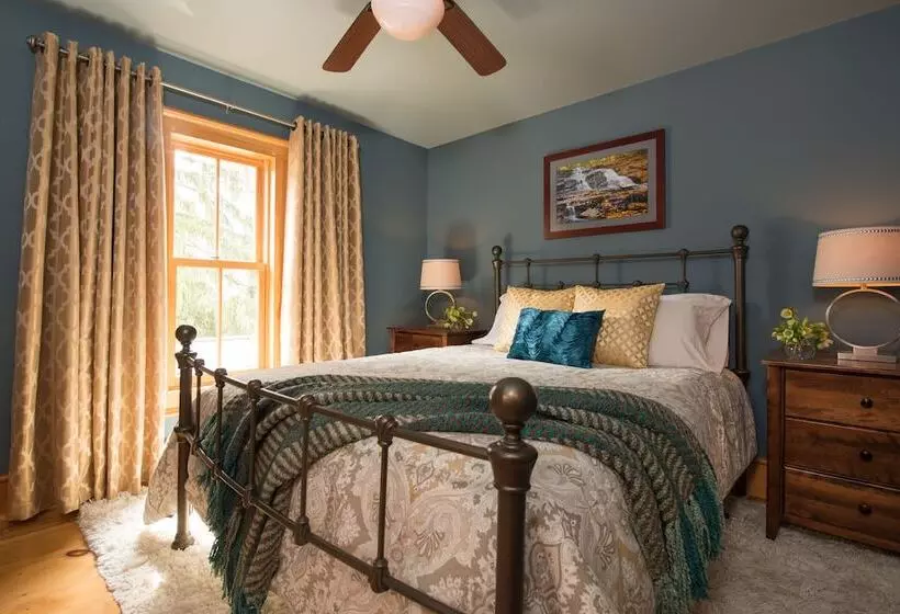 Gothic Eves Inn And Spa Bed And Breakfast