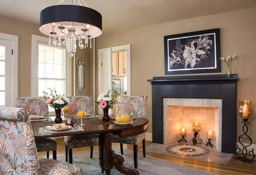 Gothic Eves Inn And Spa Bed And Breakfast