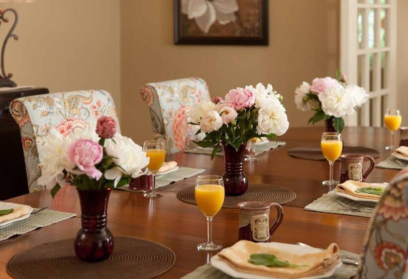 Gothic Eves Inn And Spa Bed And Breakfast