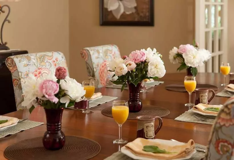 Gothic Eves Inn And Spa Bed And Breakfast