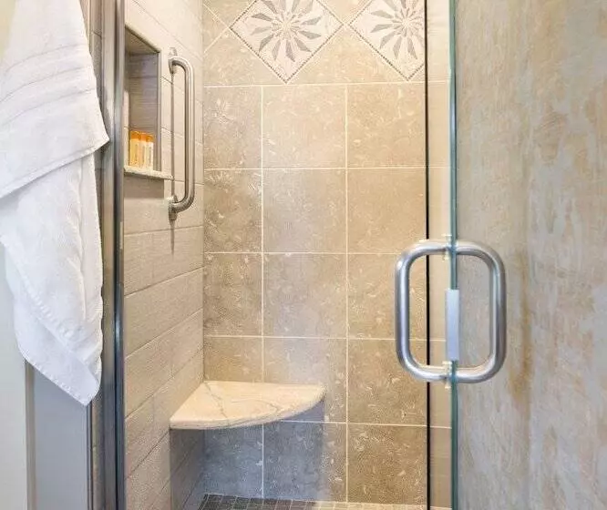 Gothic Eves Inn And Spa Bed And Breakfast