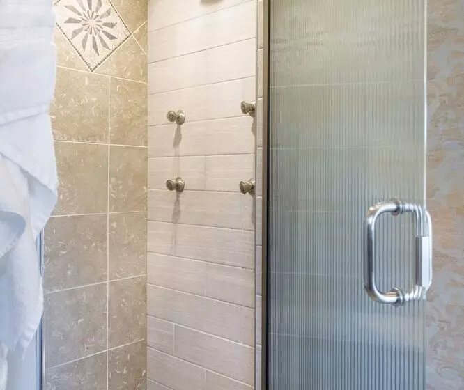 Gothic Eves Inn And Spa Bed And Breakfast