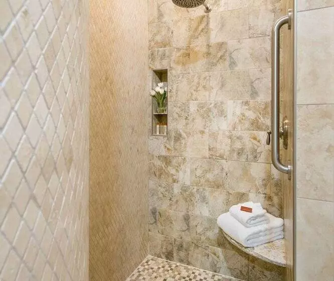 Gothic Eves Inn And Spa Bed And Breakfast