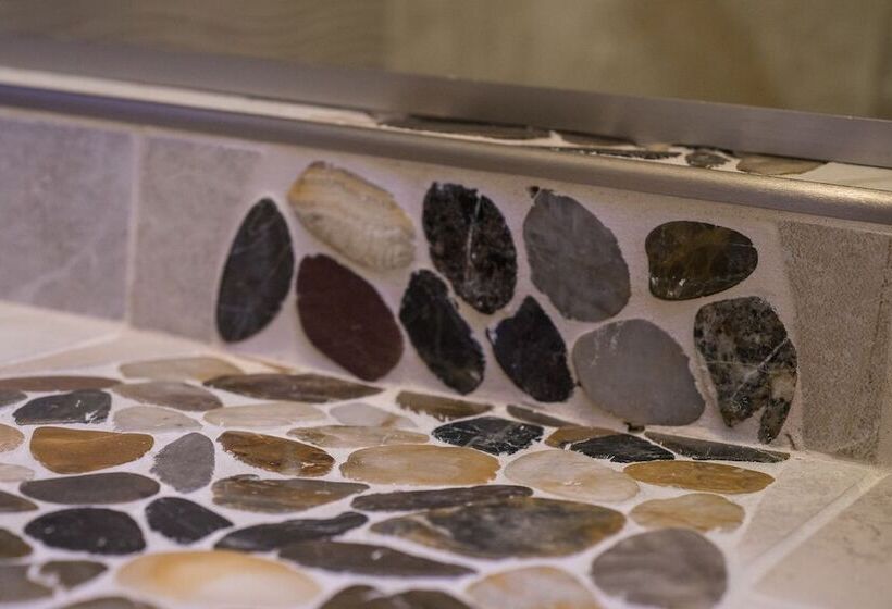 Gothic Eves Inn And Spa Bed And Breakfast