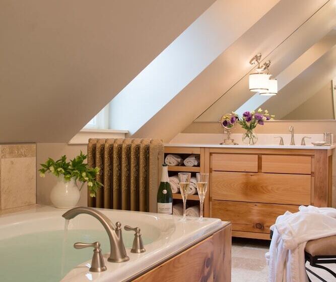 Gothic Eves Inn And Spa Bed And Breakfast