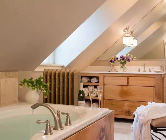 Gothic Eves Inn And Spa Bed And Breakfast