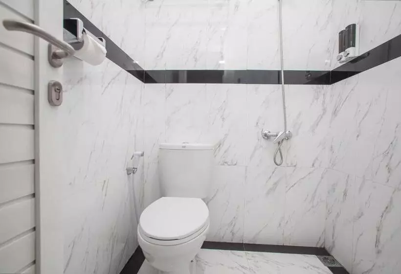 Majatalo Reddoorz Plus Near Politeknik Negeri Malang