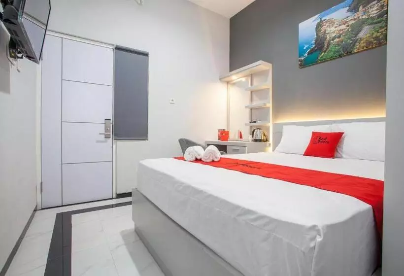 Majatalo Reddoorz Plus Near Politeknik Negeri Malang