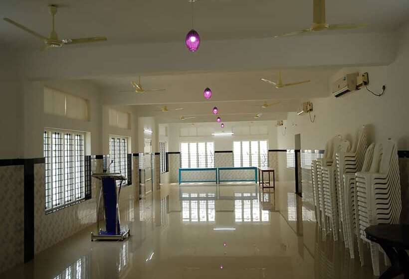 בית מלון כפרי Oyo 26964 Palm View Residency