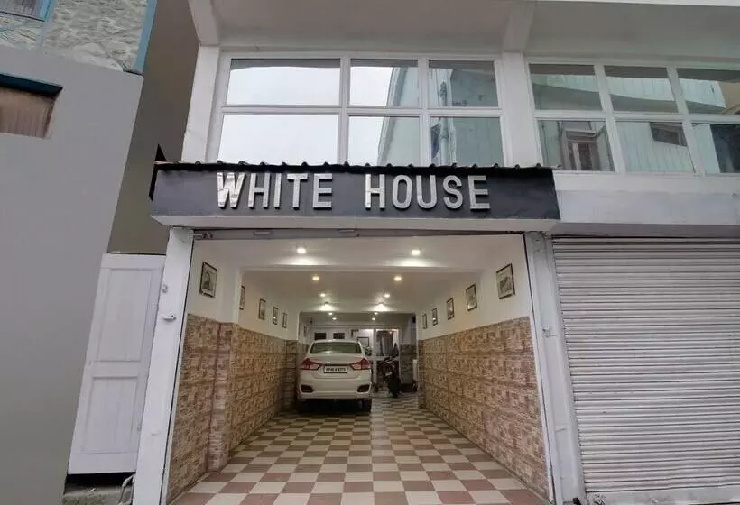 Oyo 26837 Hotel White House