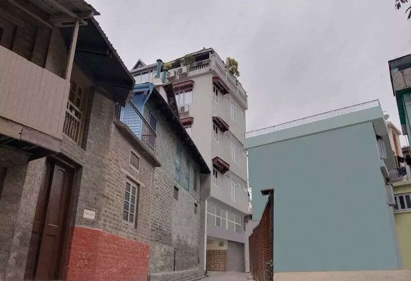 Oyo 26837 Hotel White House