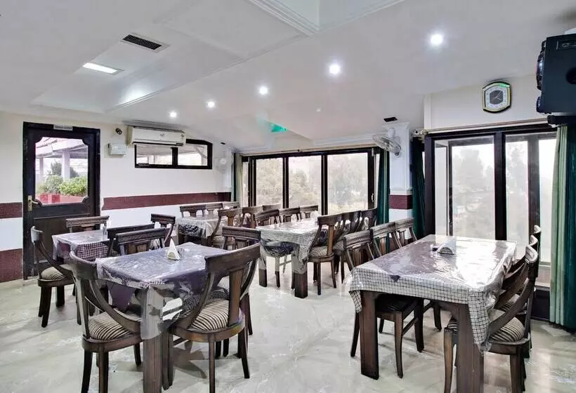 Oyo 26837 Hotel White House