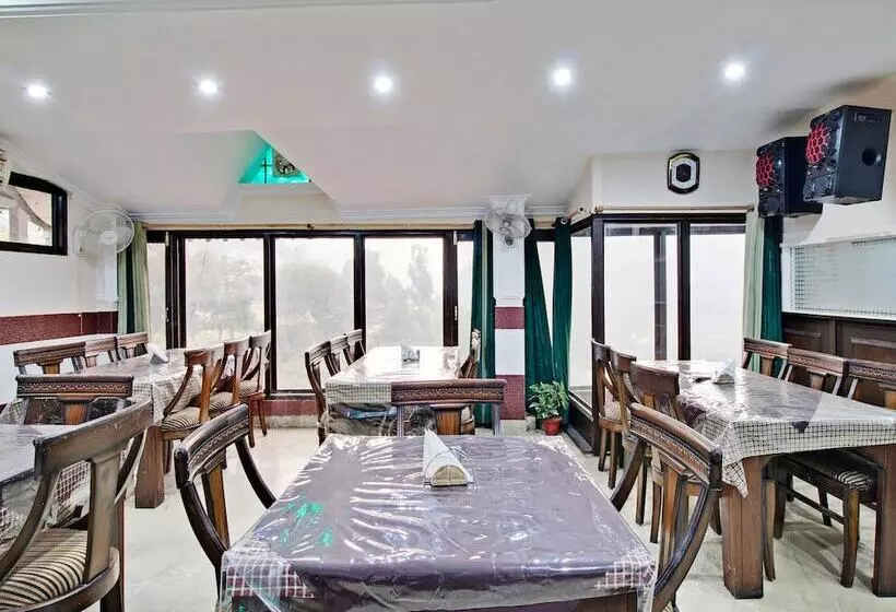 Oyo 26837 Hotel White House