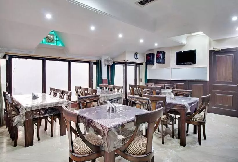 Oyo 26837 Hotel White House