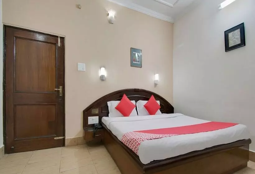 Oyo 26837 Hotel White House