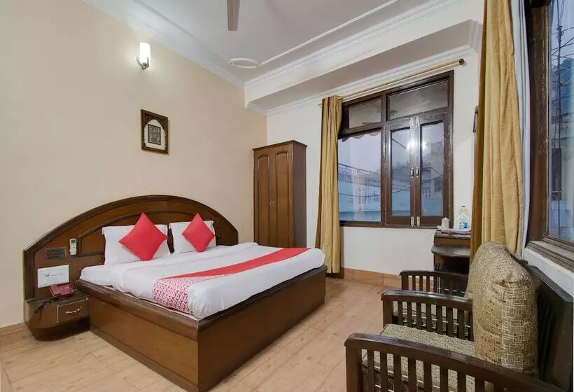 Oyo 26837 Hotel White House