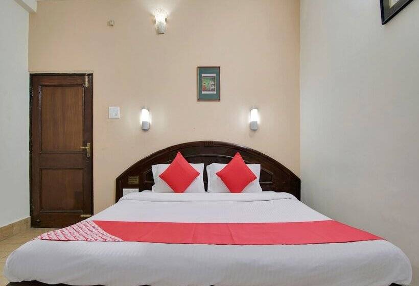 Oyo 26837 Hotel White House