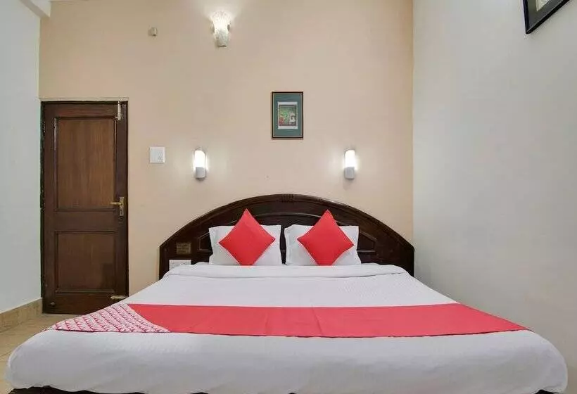 Oyo 26837 Hotel White House